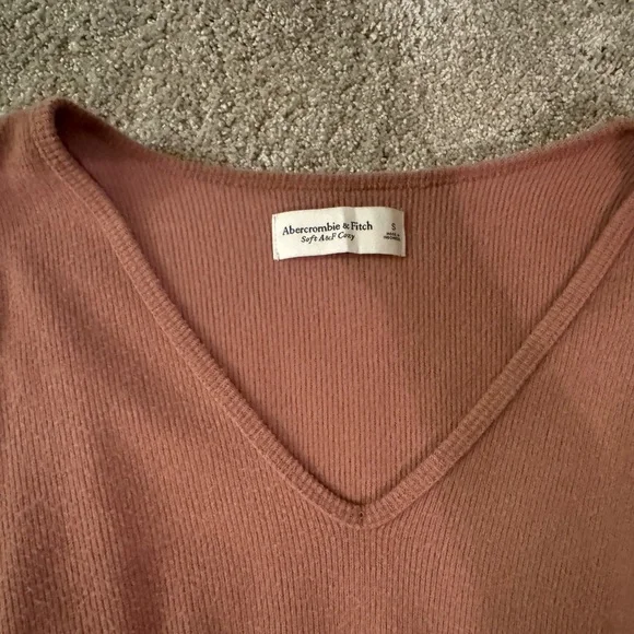 Abercrombie & Fitch Ribbed Cold Shoulder Sweater – Small - Picture 3 of 4